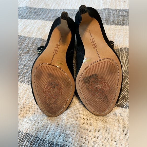 Vince Camuto Kanster Studded Peep Toe Black Booties
SZ 6.5M Side Zip 100% Suede - Picture 6 of 9